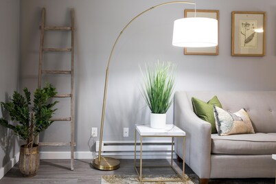 NEW! King Bed, 600mbps +4K TVs in the Garden Apt