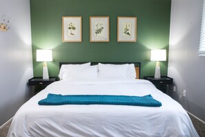 1 slaapkamer, bedden met traagschuimmatras, een bureau, reisbedje