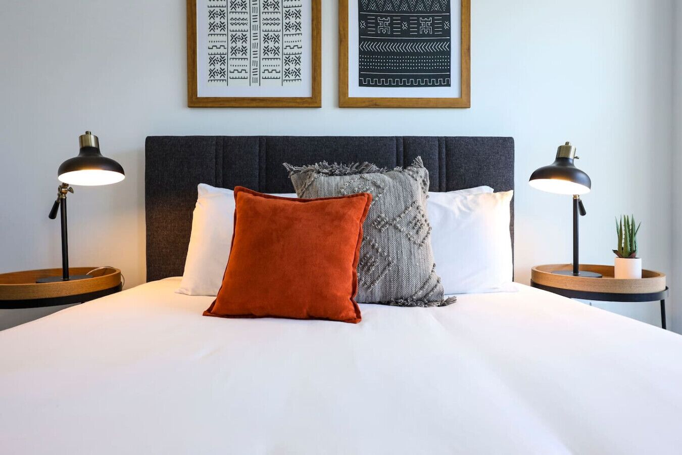 4 slaapkamers, een bureau, een strijkplank/strijkijzer, wifi