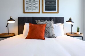 4 bedrooms, desk, iron/ironing board, WiFi - 10 Mins To Broadway - Modern Getaway (Nashville)