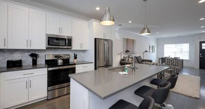 10 Mins To Broadway - Modern Getaway