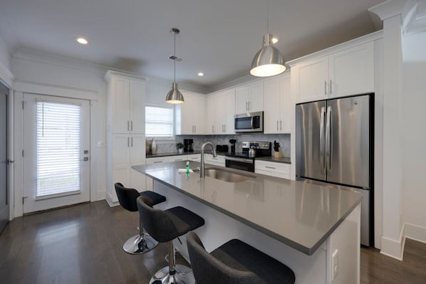 Private kitchen - 10 Mins To Broadway - Modern Getaway (Nashville)