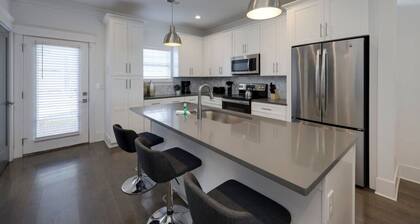 10 Mins To Broadway - Modern Getaway