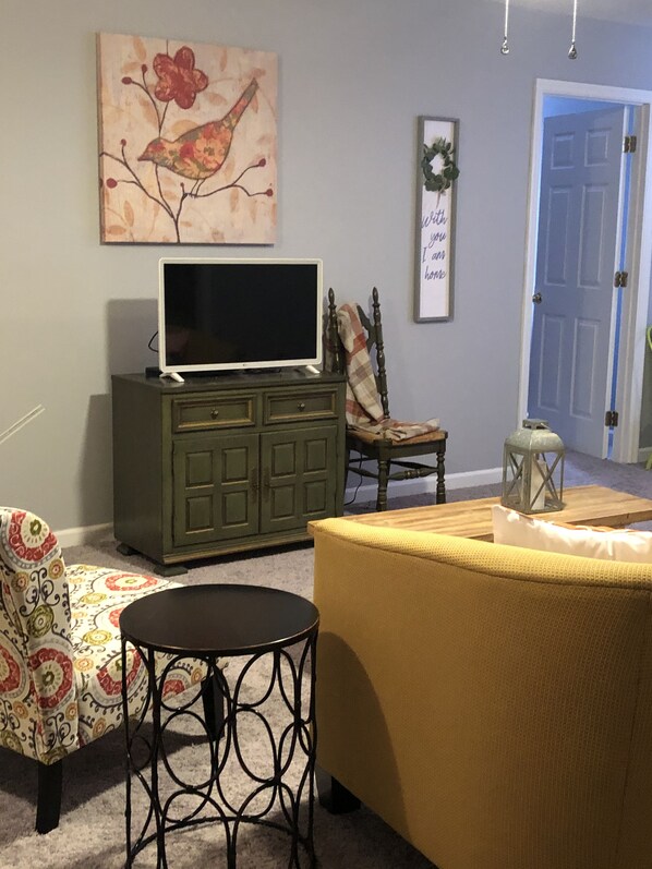 Smart TV - “our little green with envy”Gallipolis No cleaning fee and no Taxes all include. (Bidwell)