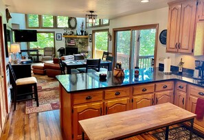 TV, fireplace, DVD player - Bear's Mountaintop Views by RedAwning (Santeetlah Lake, Robbinsville)