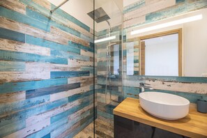 Combined shower/bathtub, eco-friendly toiletries, hair dryer, towels - Le Petit Pinarello, villa for 10 people, swimming pool & Spa Jacuzzi, beach 200m away (sainte lucie de porto vecchio)