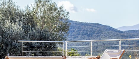 Una piscina al aire libre, una piscina climatizada