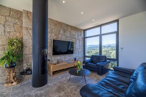 Smart-TV, Kamin, Tischfußball, Tischtennisplatte