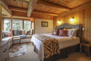 5 sovrum, värdeförvaringsskåp på rummet, skrivbord och resesäng