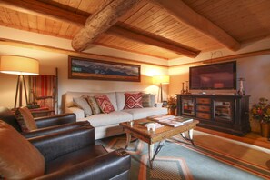 Smart-tv, eldstad, tv-spel och dvd-spelare