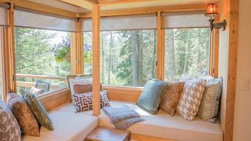 5 chambres, coffres-forts dans les chambres, bureau, lit parapluie