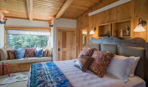 5 bedrooms, in-room safe, desk, travel cot