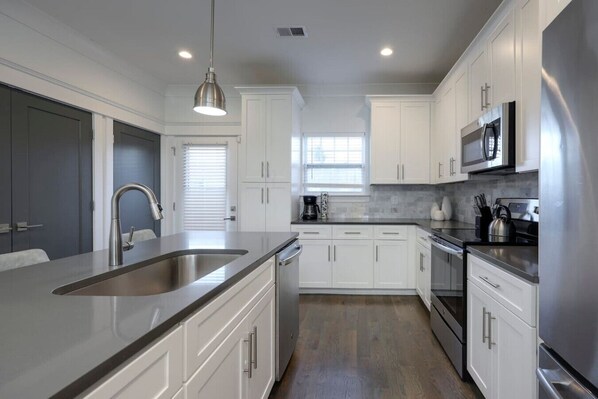 Refrigerador, microondas, horno y parrilla de estufa