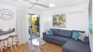 TV, books - Unit 13 'Seacove Resort' (Coolum Beach)