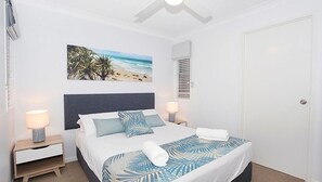 2 bedrooms, desk, iron/ironing board, WiFi - Unit 13 'Seacove Resort' (Coolum Beach)