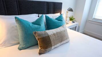 4 habitaciones, escritorio y tabla de planchar con plancha