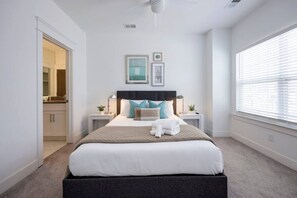 4 makuuhuonetta, työpöytä, silitysrauta/-lauta, vauvan matkasänky