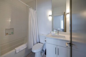 Hair dryer, towels - 10 Mins To Broadway - Spacious Townhouse (Nashville)