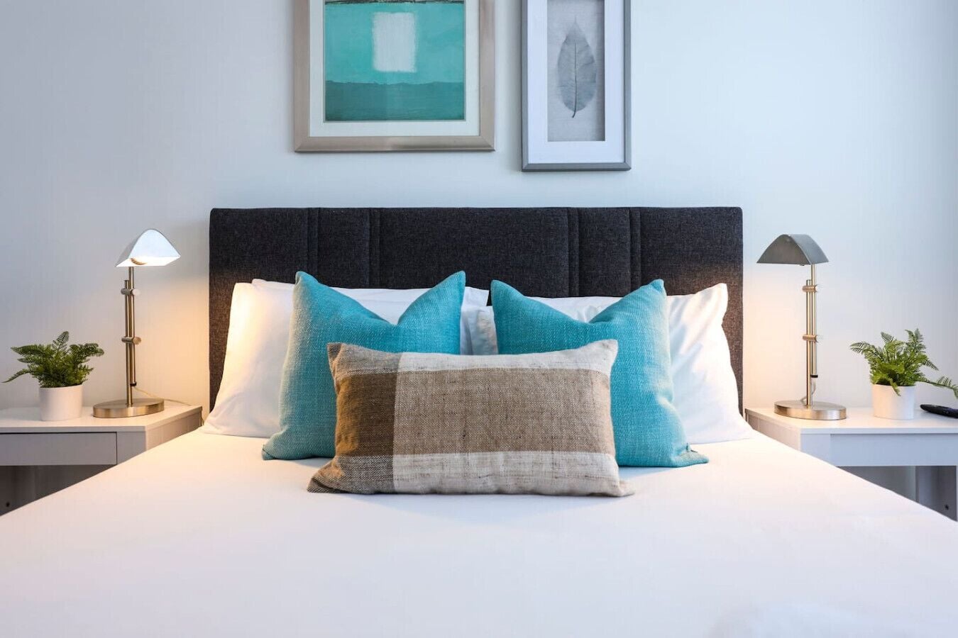 4 slaapkamers, een bureau, een strijkplank/strijkijzer, reisbedje