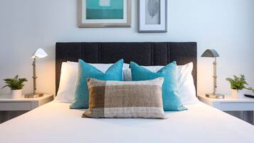 4 slaapkamers, een bureau, een strijkplank/strijkijzer, reisbedje