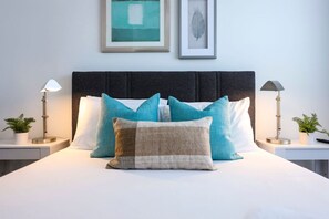 4 makuuhuonetta, työpöytä, silitysrauta/-lauta, vauvan matkasänky