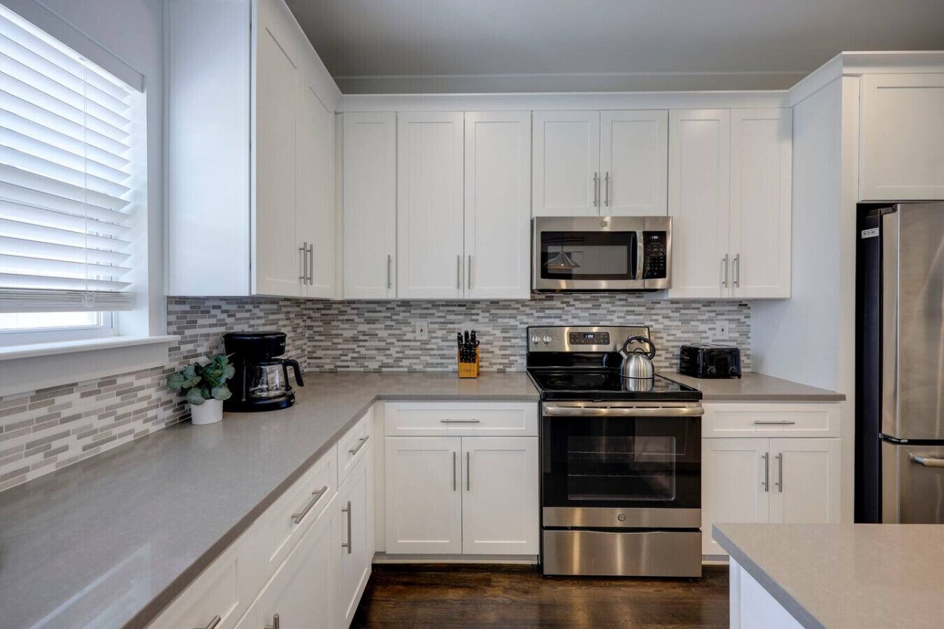 冷蔵庫、電子レンジ、オーブン、コンロ