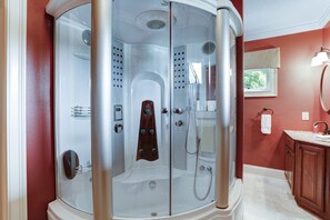 Combined shower/bathtub, hair dryer, towels - Peaceful Cove on Lake Chatuge-Dock-Hot Tub-Sauna (Hayesville)