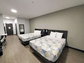 Skrivebord, skrivebord for bærbar PC, wi-fi (inkludert) og sengetøy