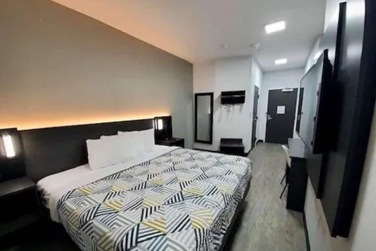 Skrivebord, skrivebord for bærbar PC, wi-fi (inkludert) og sengetøy