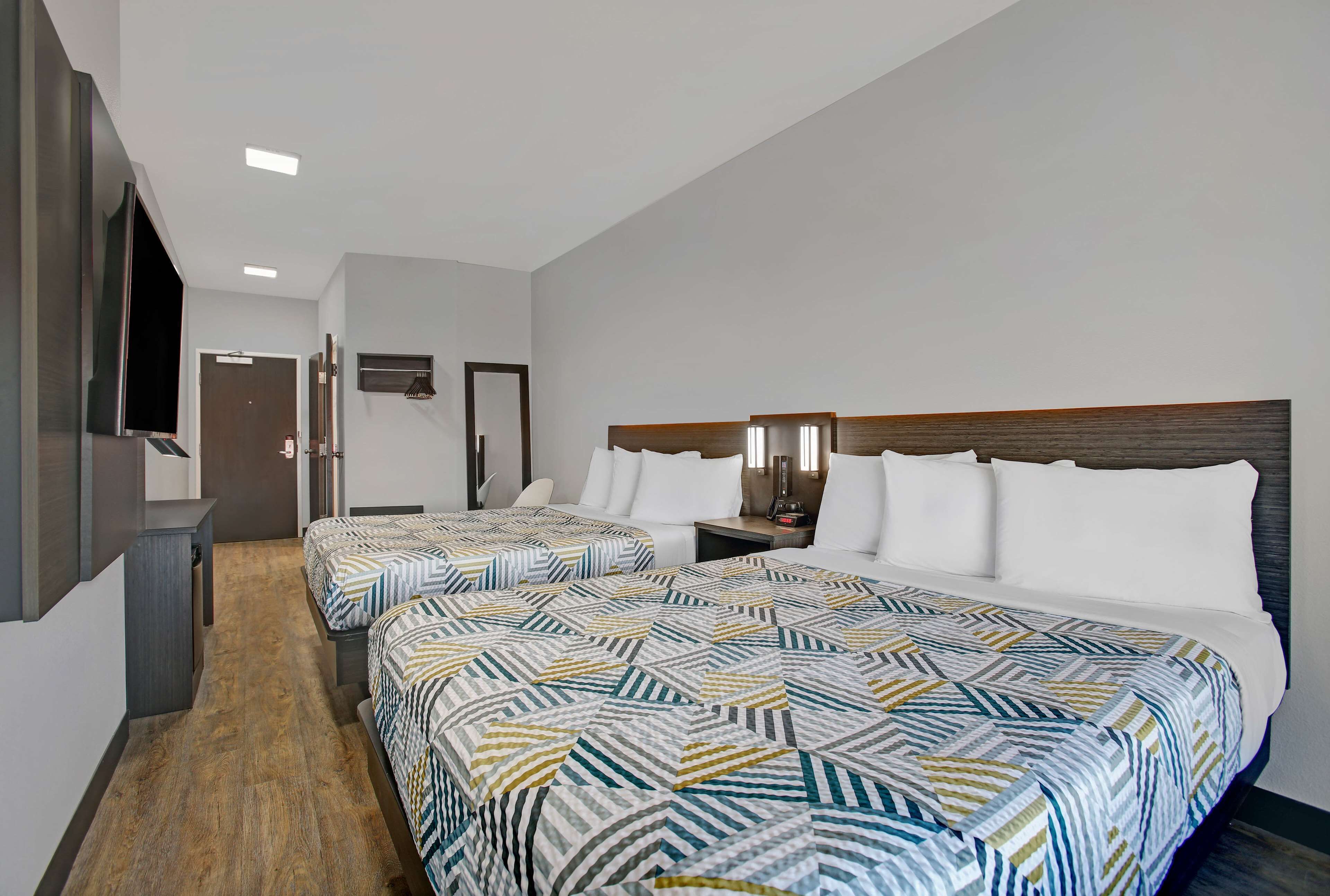 Skrivebord, skrivebord for bærbar PC, wi-fi (inkludert) og sengetøy