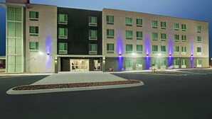 A modern hotel with a '6' sign, multiple floors, and illuminated windows. - Motel 6 Monahans, TX (Monahans)