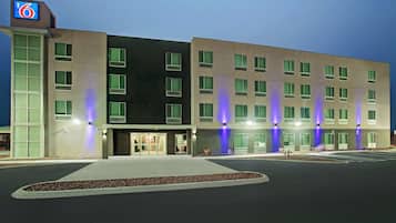 Fachada de la propiedad por la tarde o noche