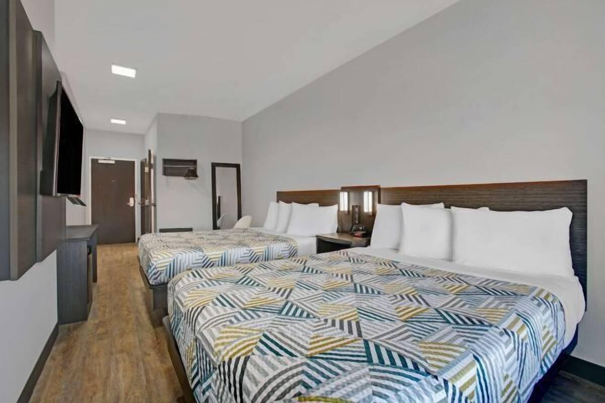 Meja kerja, ruang kerja ramah laptop, Wi-Fi gratis, dan seprai linen