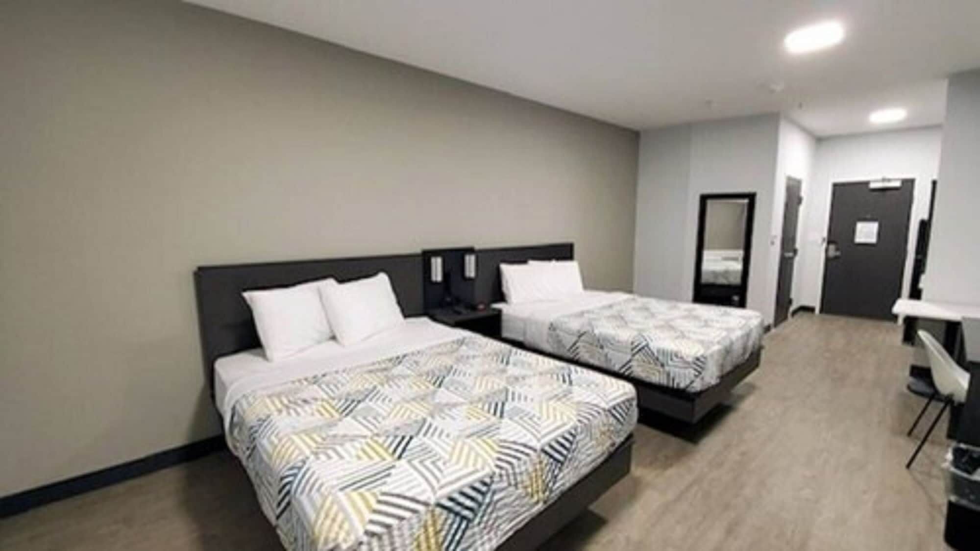 Skrivebord, skrivebord for bærbar PC, wi-fi (inkludert) og sengetøy