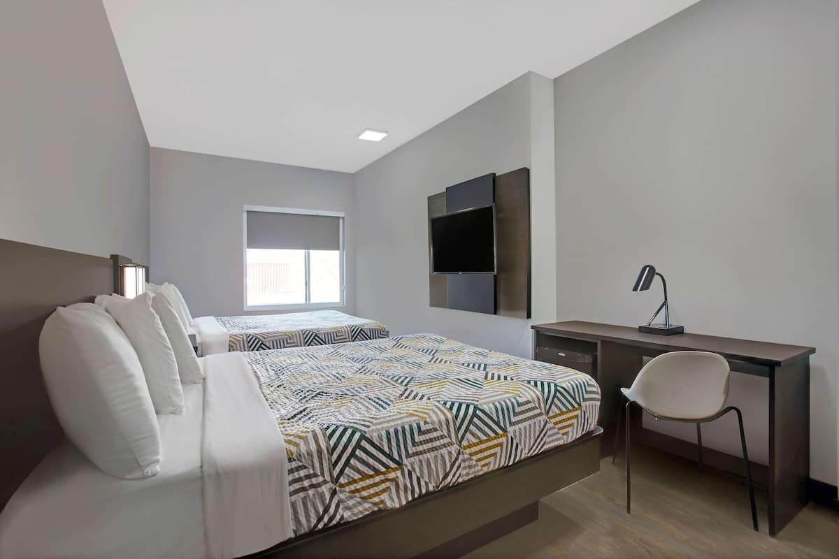 Skrivebord, skrivebord for bærbar PC, wi-fi (inkludert) og sengetøy