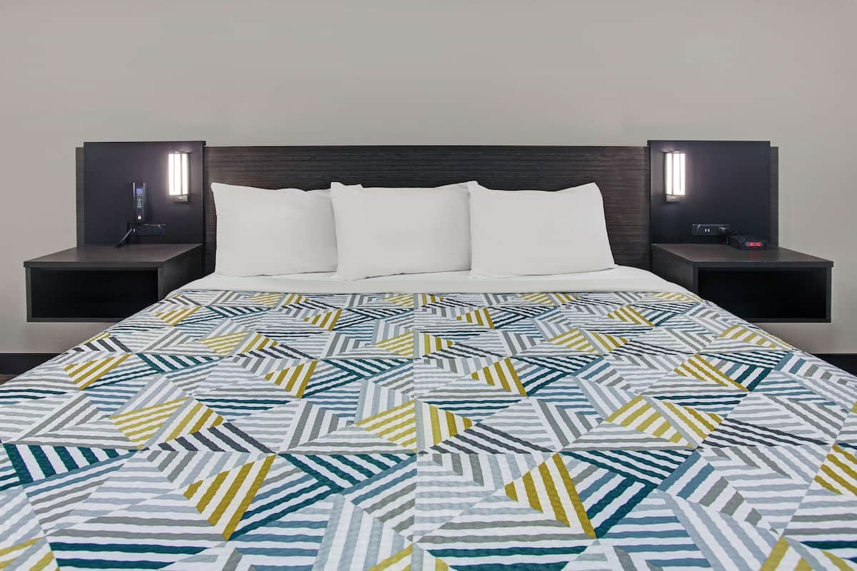 Skrivebord, skrivebord for bærbar PC, wi-fi (inkludert) og sengetøy