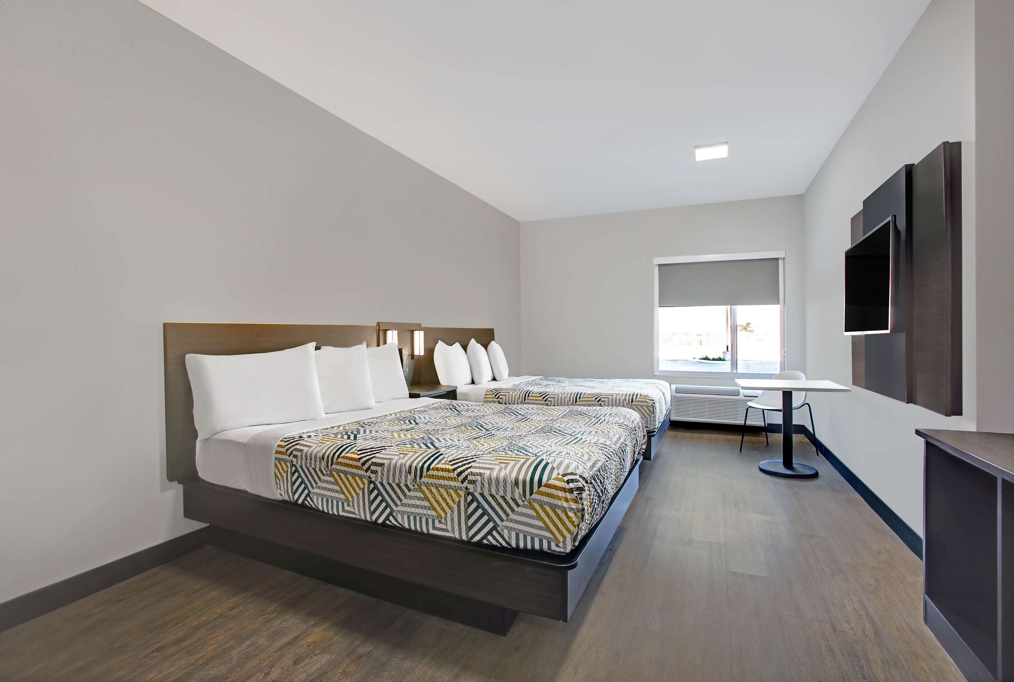 Skrivebord, skrivebord for bærbar PC, wi-fi (inkludert) og sengetøy