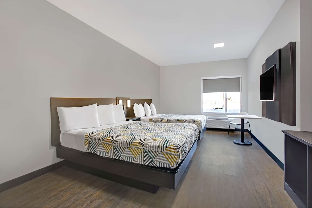 Skrivebord, skrivebord for bærbar PC, wi-fi (inkludert) og sengetøy