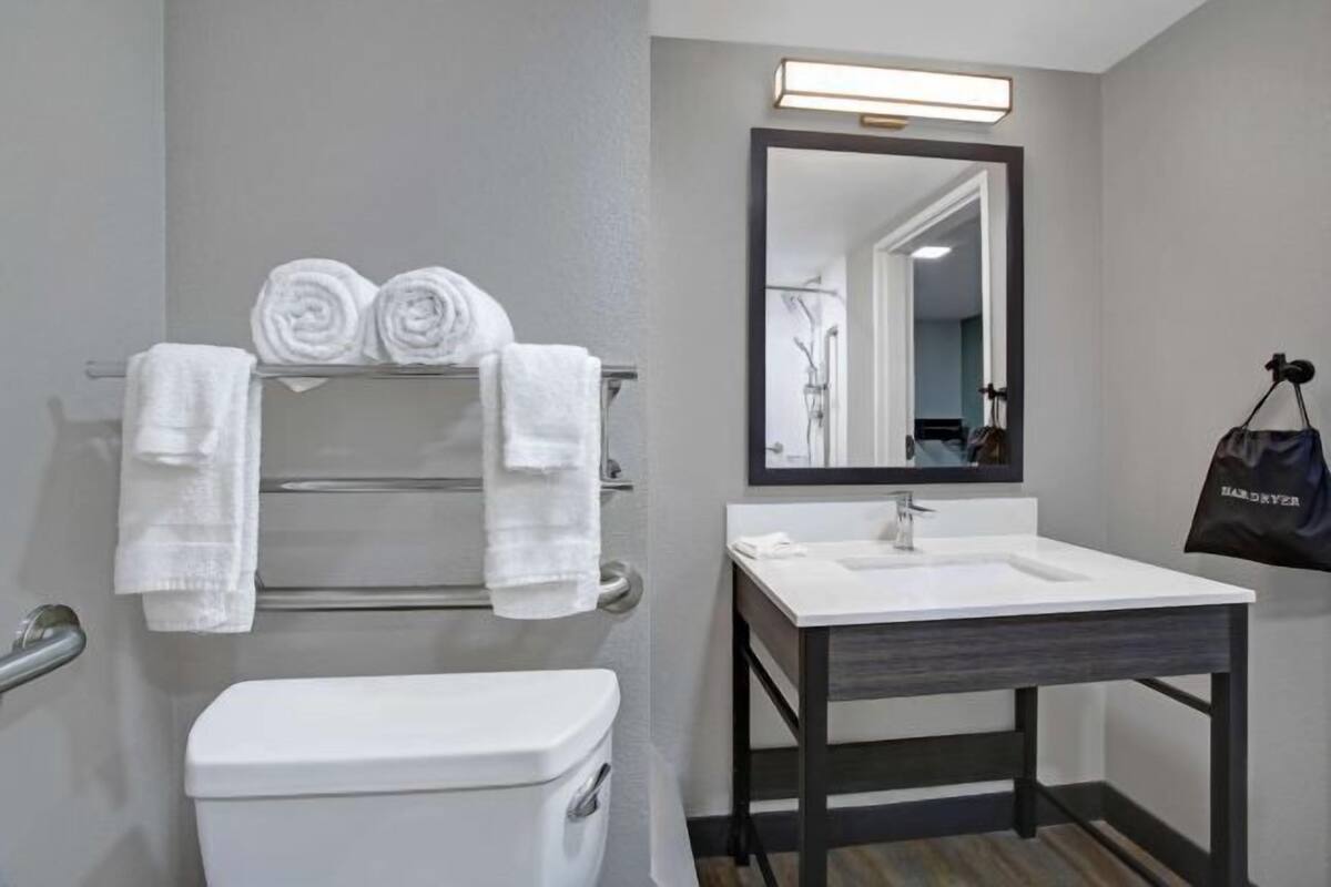 Handuk, sabun, dan tisu toilet