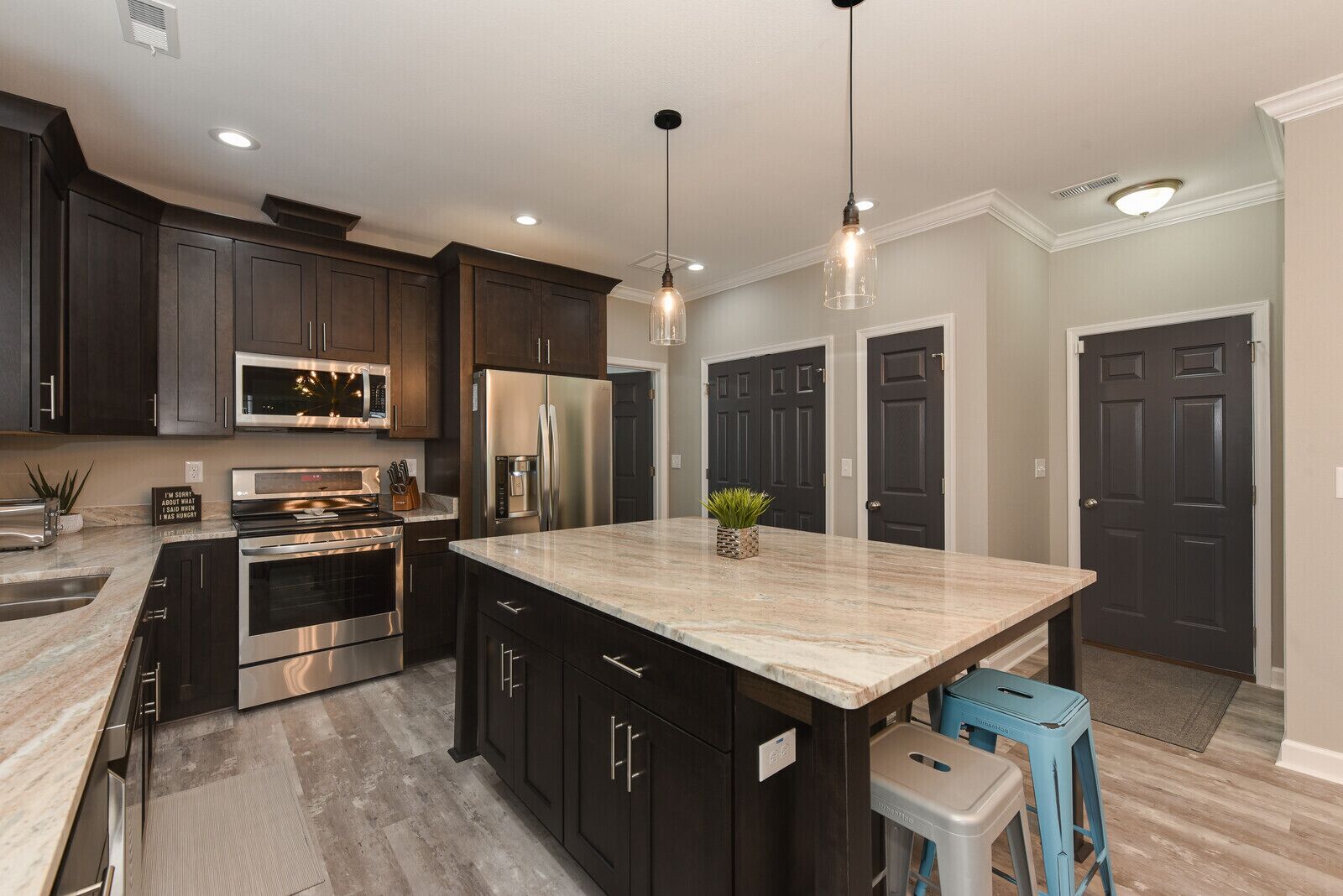 Kjøleskap, mikrobølgeovn, ovn og kokeplater