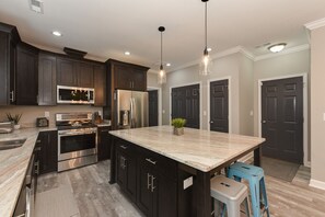 Fridge, microwave, oven, stovetop - Stylish Home in Phoebus - 5 min to Buckroe Beach (Hampton)