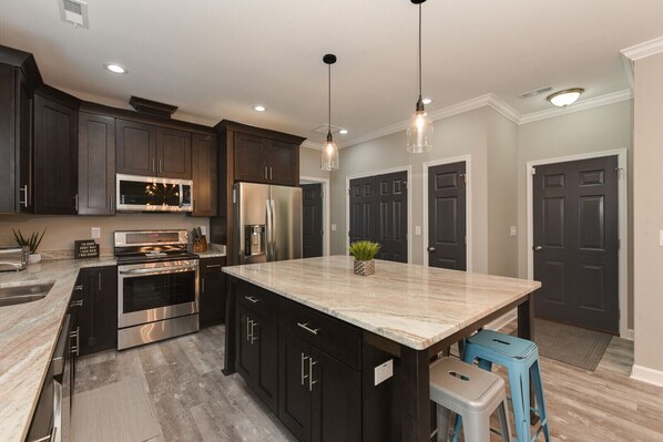 Fridge, microwave, oven, stovetop - Stylish Home in Phoebus - 5 min to Buckroe Beach (Hampton)