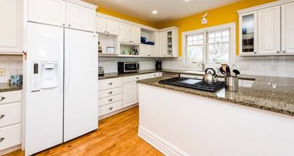 Three Night Min! New Buffalo Home Walking Distance To Downtown and Beach!