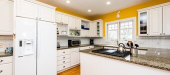 Three Night Min! New Buffalo Home Walking Distance To Downtown and Beach!