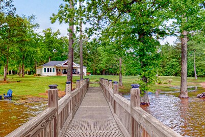 Elegant lakefront home with fast WiFi, large yard & dock