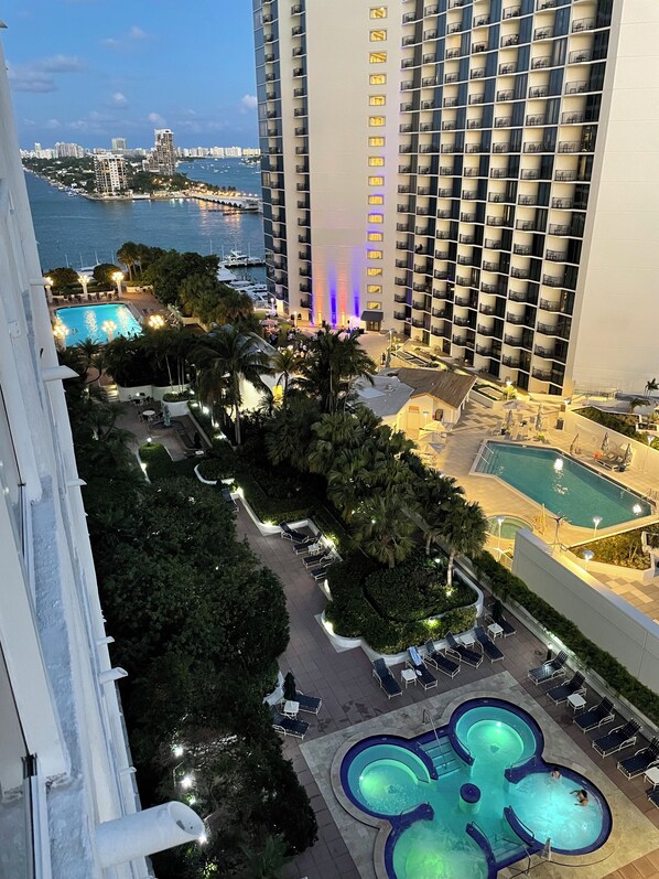 Una piscina al aire libre, una piscina climatizada