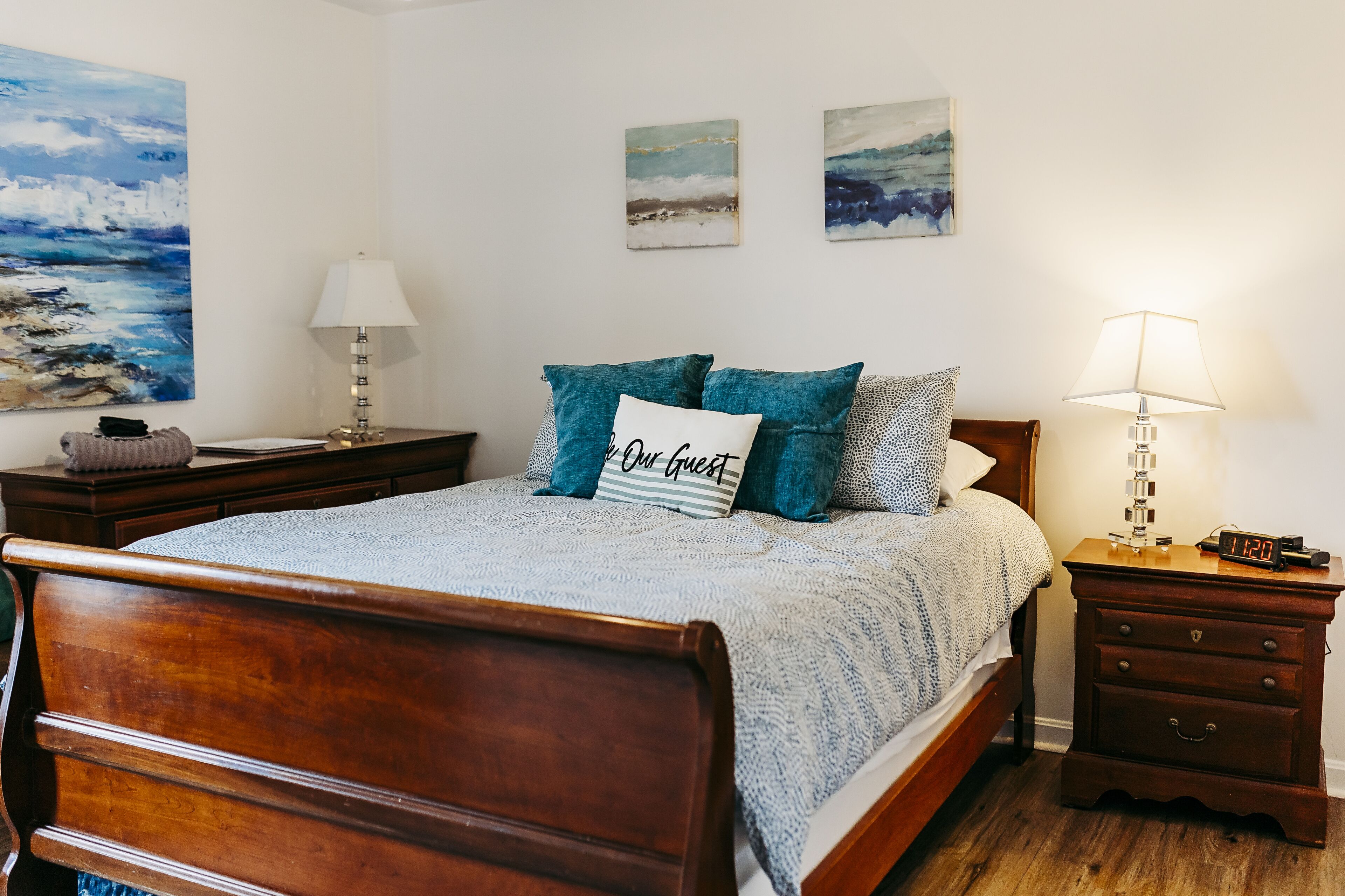 4 chambres, bureau, fer et planche à repasser, lit parapluie