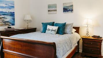 4 chambres, bureau, fer et planche à repasser, lit parapluie