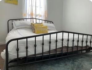 4 chambres, bureau, fer et planche à repasser, lit de bébé portatif