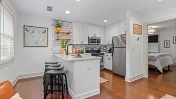 Een koelkast, een magnetron, een oven, een kookplaat